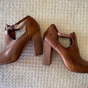 *NEW NEVER WORN* Frye Boots women's size 9